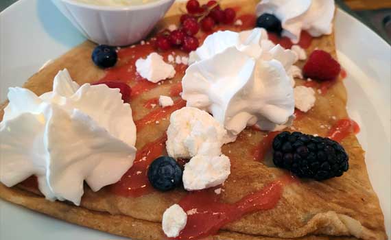 Crêpe, fruits, meringue, chantilly