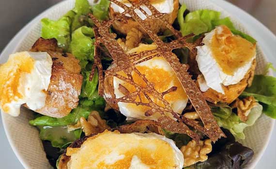 Salade, croûton de pain, chèvre, noix