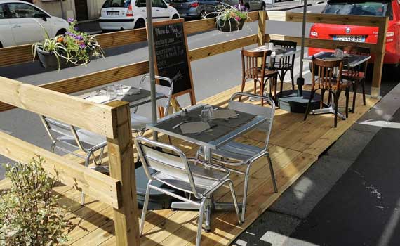 Terrasse en bois, chaises et tables